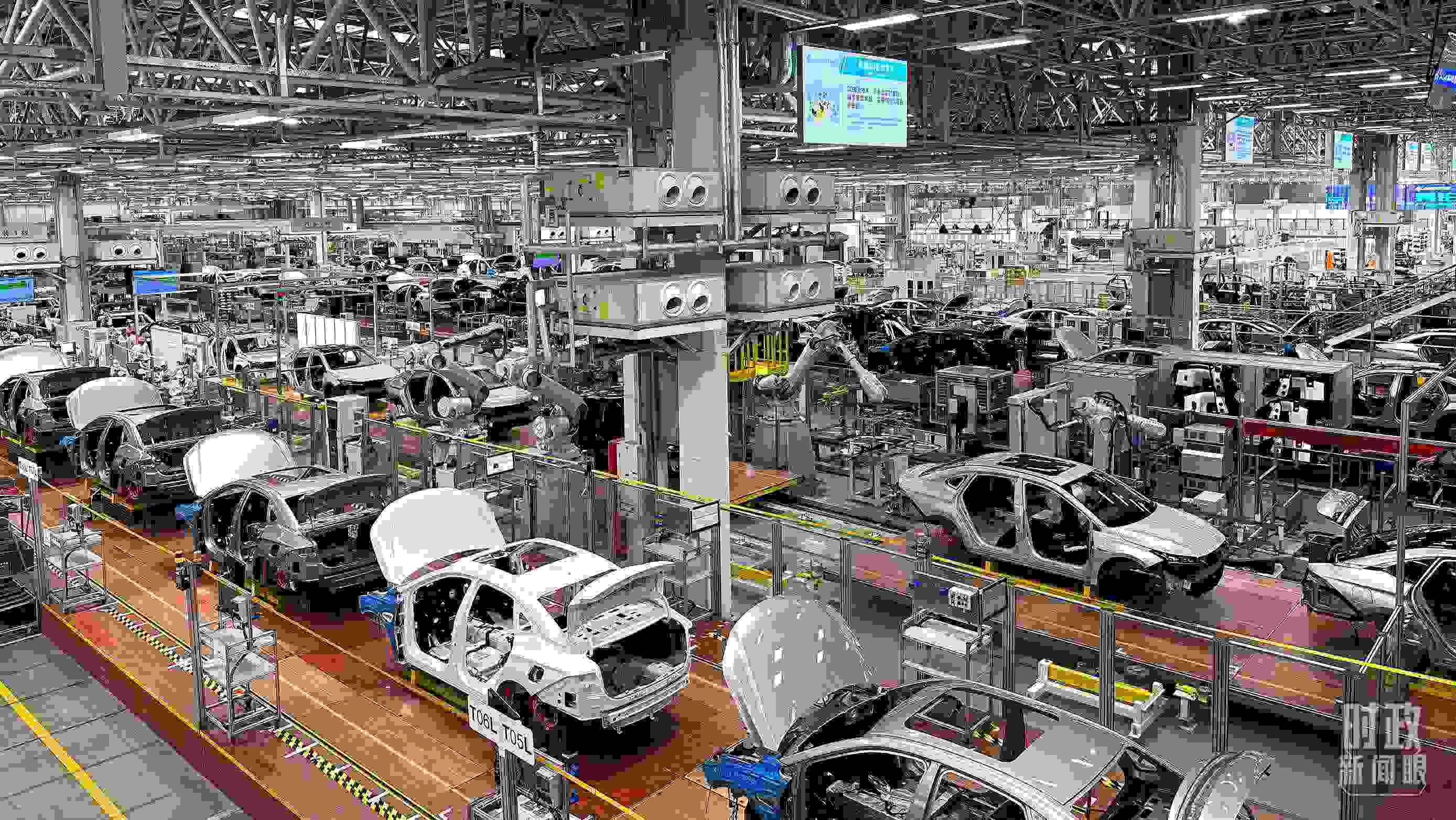 △廣汽埃安總裝車間智能生產(chǎn)線展示。（總臺央視記者趙化拍攝）