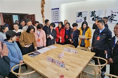  在劍川法院家事調(diào)解室內(nèi)，該院制作的《離婚證明書(shū)》引起了代表們的關(guān)注。