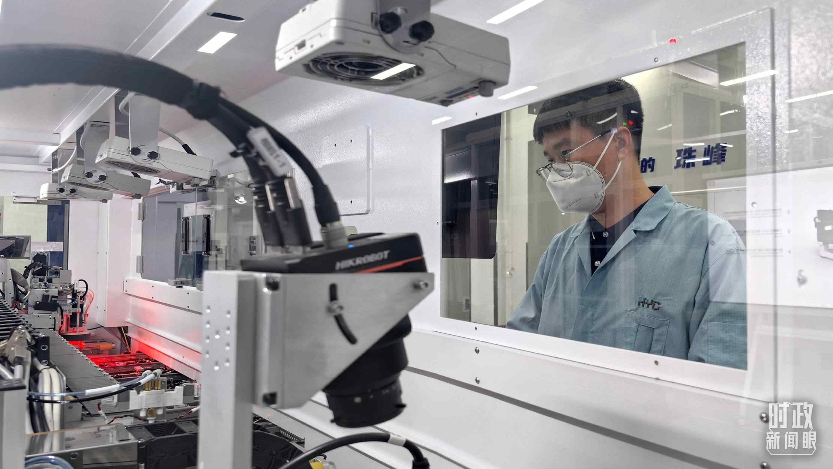 △蘇州華興源創(chuàng)科技股份有限公司員工正在研發(fā)車間內(nèi)進行芯片測試。（總臺央廣記者潘毅拍攝）