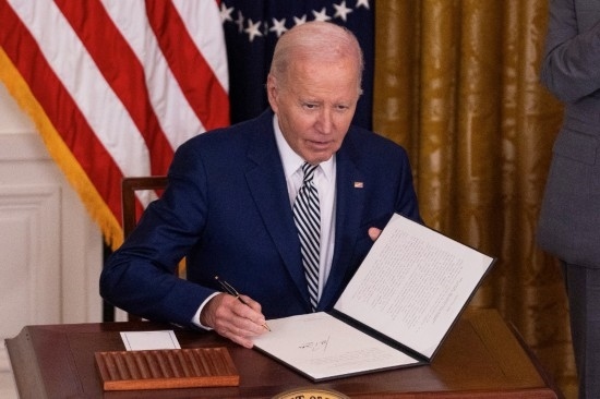 10月30日，美國(guó)總統(tǒng)拜登在華盛頓白宮簽署人工智能監(jiān)管行政令。新華社發(fā)（亞倫攝）