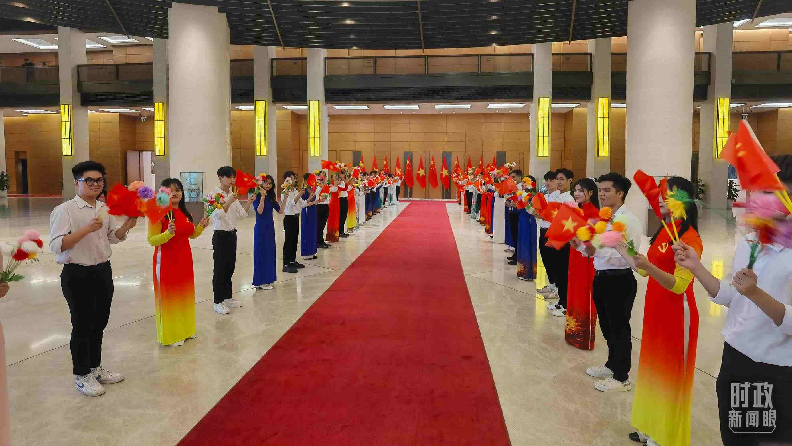 △夾道歡迎的當(dāng)?shù)厍嗄?。（總臺央視記者周志國拍攝）