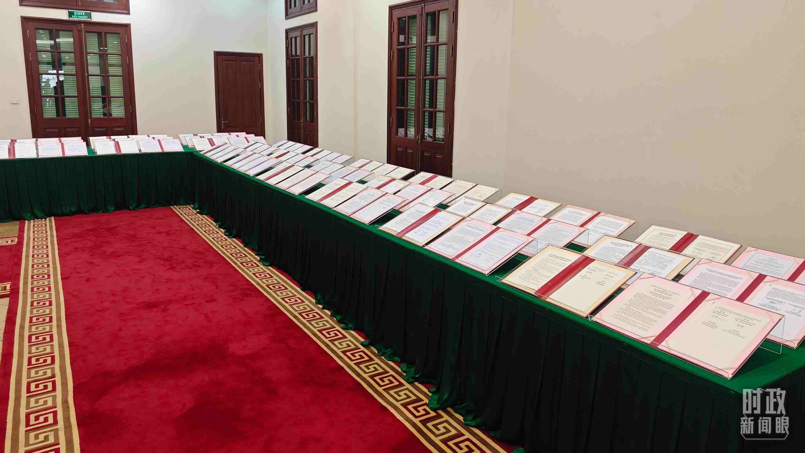 △會談后，兩黨總書記共同見證雙方簽署的雙邊合作文件展示，涵蓋共建“一帶一路”等30多個領(lǐng)域。（總臺央視記者耿小龍拍攝）