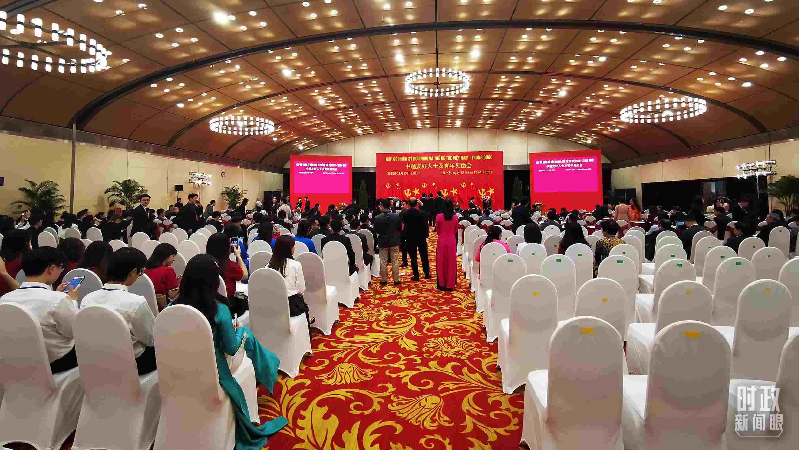 △習(xí)近平出席中越友好人士及青年見面會。這是見面會開始前的場景。（總臺央視記者荊偉拍攝）