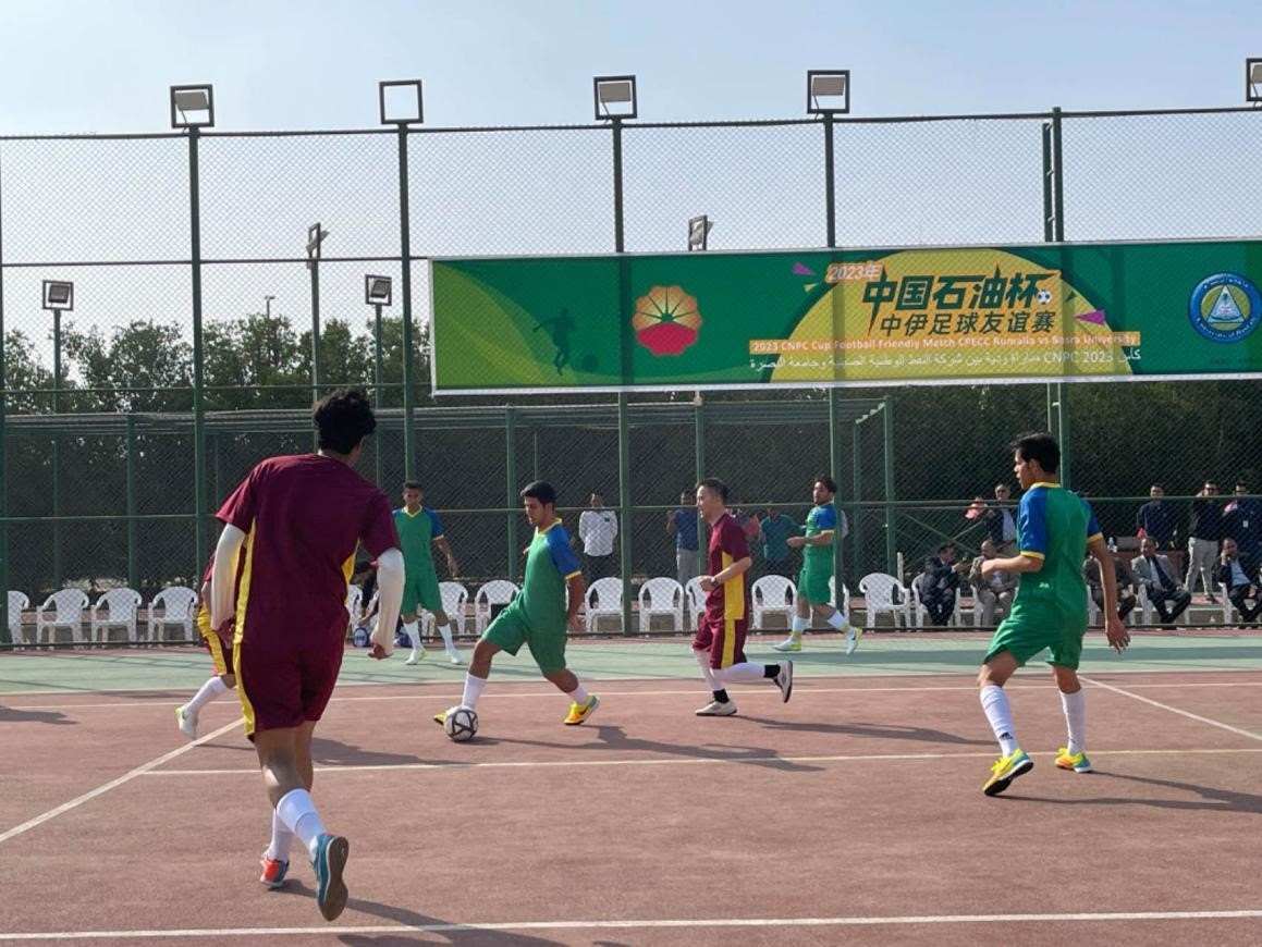 12月14日，中國石油（伊拉克）魯邁拉片區(qū)舉辦公共開放日和足球友誼賽。中國石油工程建設(shè)有限公司魯邁拉項(xiàng)目代表隊(duì)與巴士拉大學(xué)代表隊(duì)進(jìn)行了比賽，巴士拉大學(xué)代表隊(duì)獲勝。文學(xué)軍攝