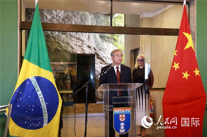 中國(guó)攝影家協(xié)會(huì)駐會(huì)副主席鄭更生在攝影展開(kāi)幕式上致辭。 人民網(wǎng)記者 陳海琪攝