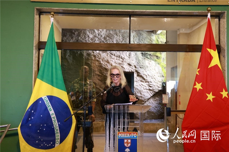 山河文化促進(jìn)中心執(zhí)行總裁瑪西婭·梅爾基奧爾在攝影展開(kāi)幕式上致辭。 人民網(wǎng)記者 陳海琪攝