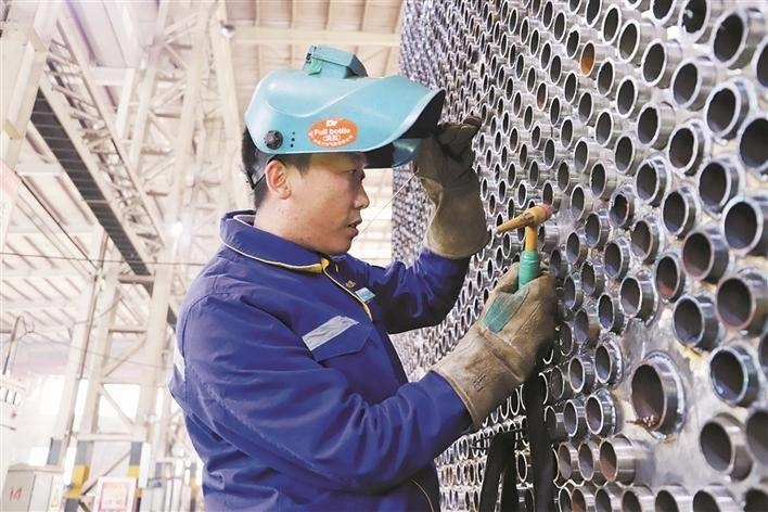 邵旭鵬在車間進(jìn)行電焊作業(yè)。受訪者供圖