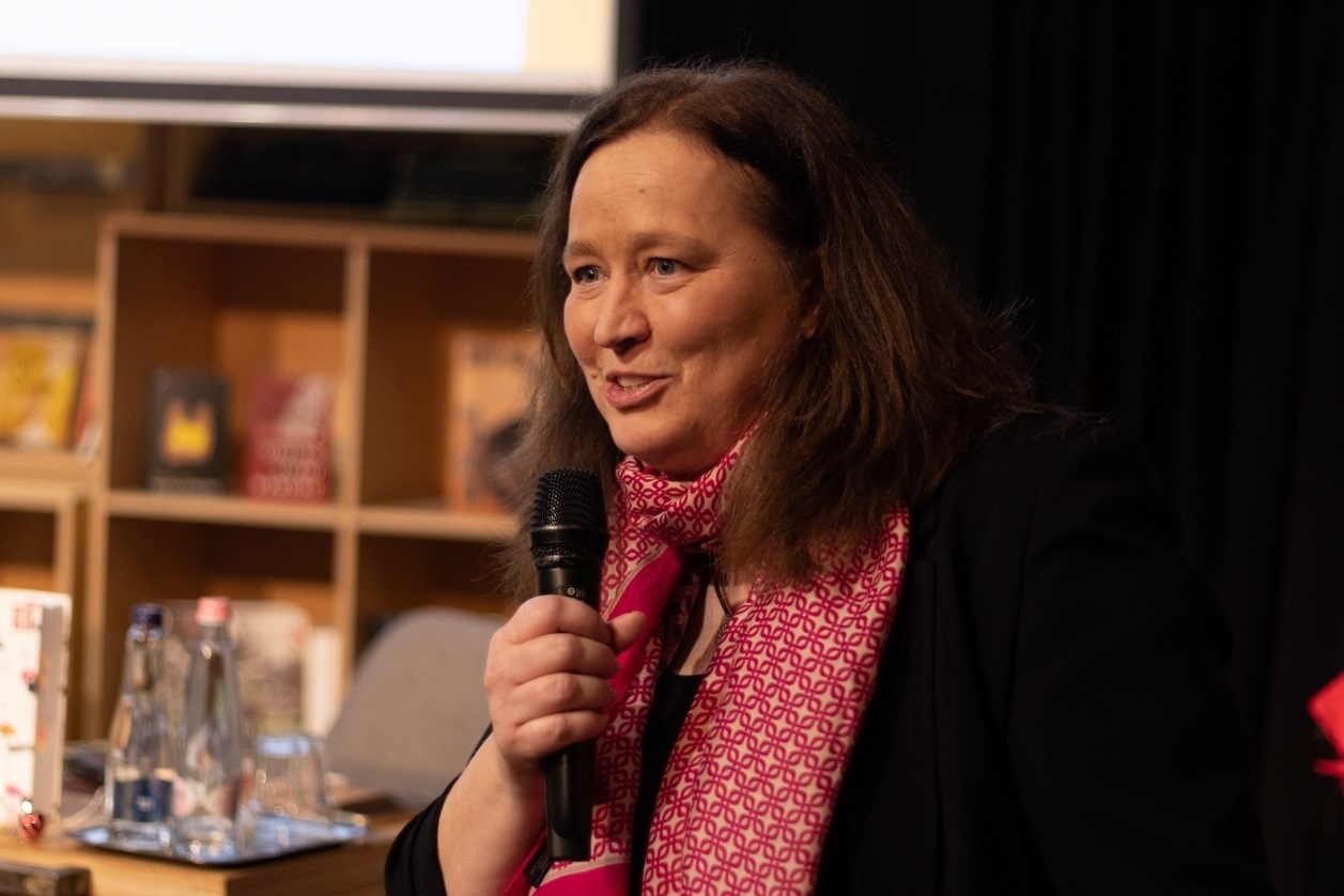 本書譯者宗博莉·克拉拉主持讀書分享會(huì)。摩爾多瓦尼·巴爾納巴斯攝