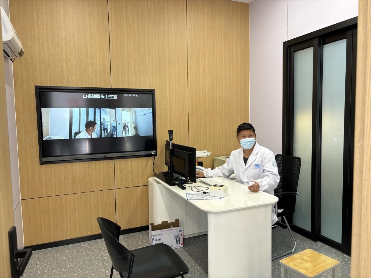　　村里的值班醫(yī)生在線上連接三甲醫(yī)院的醫(yī)生對患者進行會診。