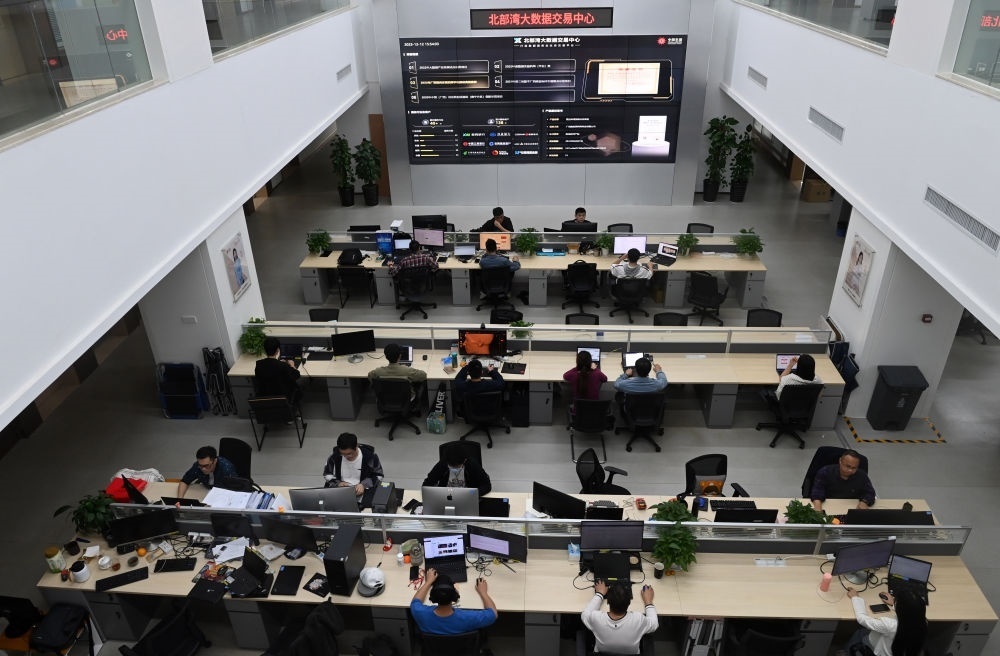 中國—東盟信息港員工在工作中。