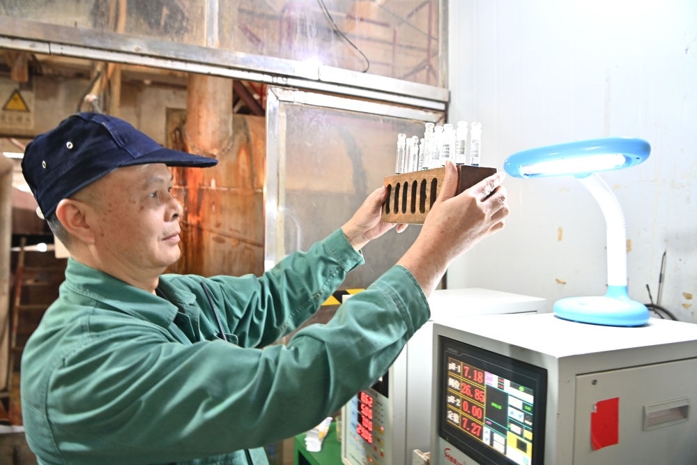 12月12日，廣西來賓小平陽湘桂制糖有限公司的工作人員在檢測糖漿樣品。