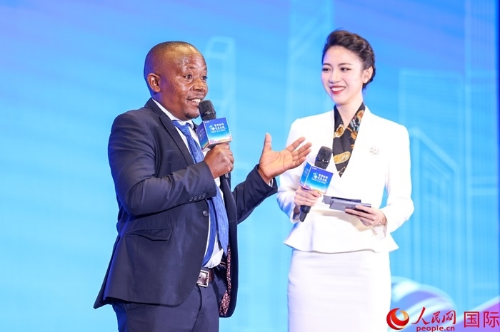 來自烏干達(dá)坎帕拉—恩德培機(jī)場高速公路項(xiàng)目的赫爾曼（左）被評為中國交建共建“一帶一路”最美外籍建設(shè)者之一。人民網(wǎng)記者 趙益普攝