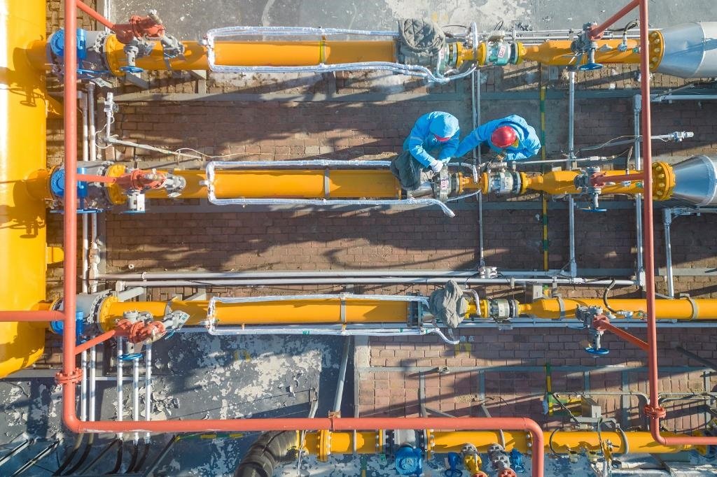 12月17日，黑龍江省哈爾濱市中慶燃?xì)庥邢挢?zé)任公司成高子門站的工作人員在進(jìn)行設(shè)備巡檢，保障燃?xì)夤?yīng)（無(wú)人機(jī)照片）。 新華社記者 張濤 攝