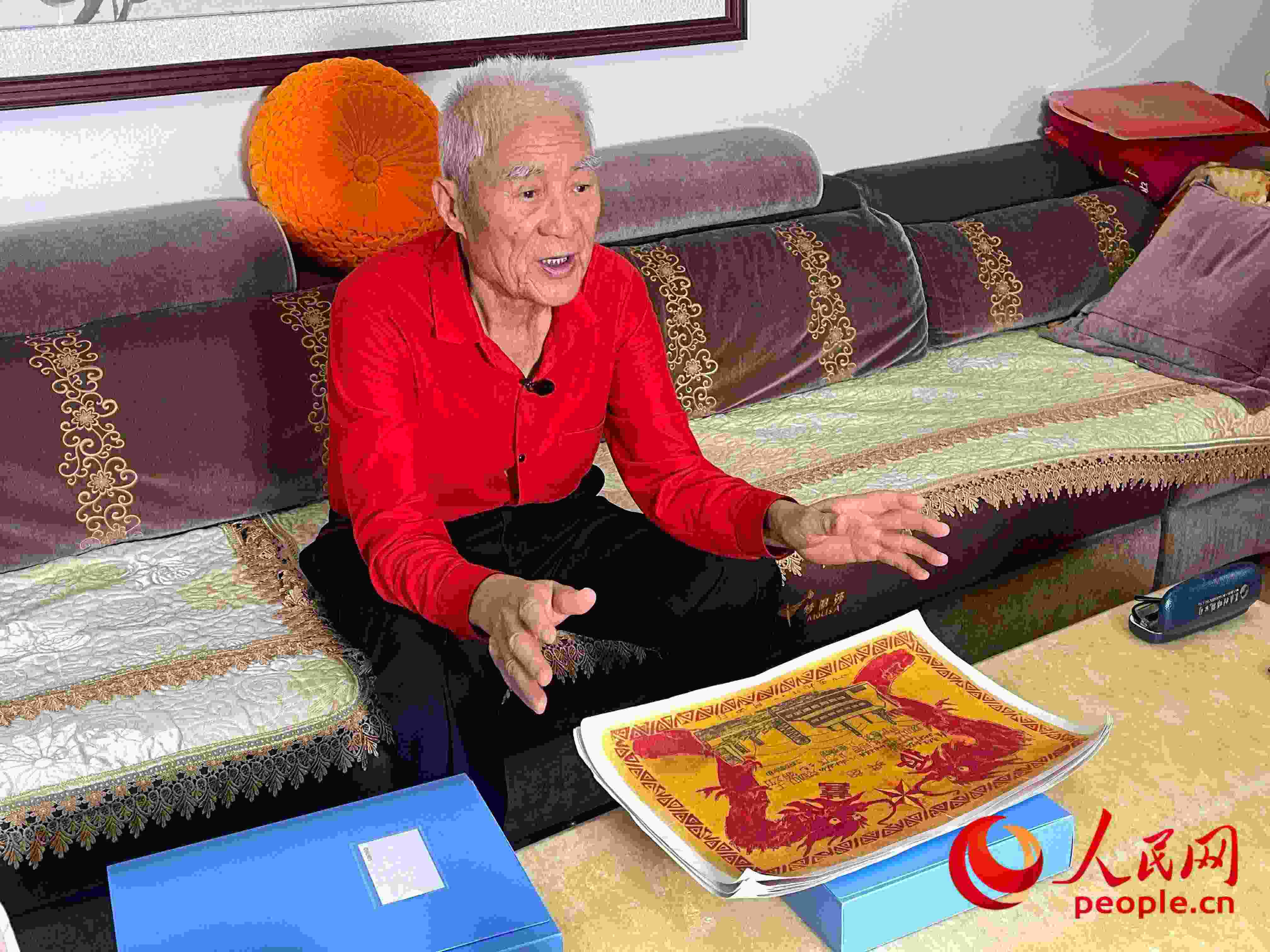 馬太生向采訪團(tuán)講述自己獲得獎(jiǎng)狀的經(jīng)歷。人民網(wǎng) 周靜圓攝