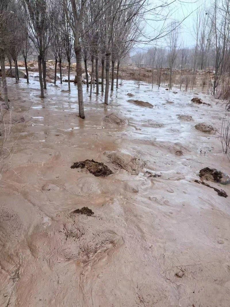 次生災(zāi)害襲擊過(guò)的村落。喬棟攝。