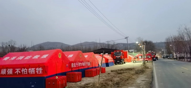 救災(zāi)隊(duì)員現(xiàn)場(chǎng)扎起了帳篷。王梅攝。