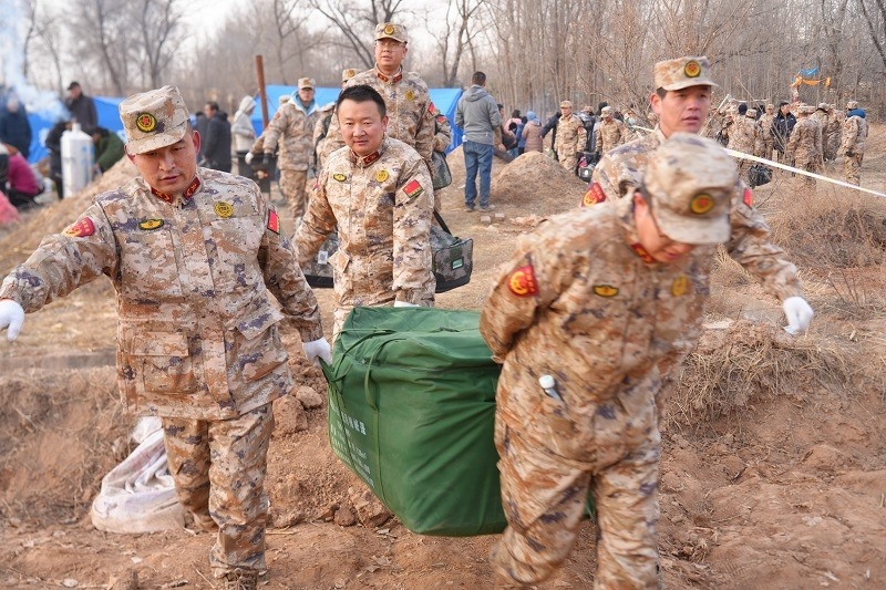 救援人員正在現(xiàn)場(chǎng)緊急搬運(yùn)物資。賀勇攝。