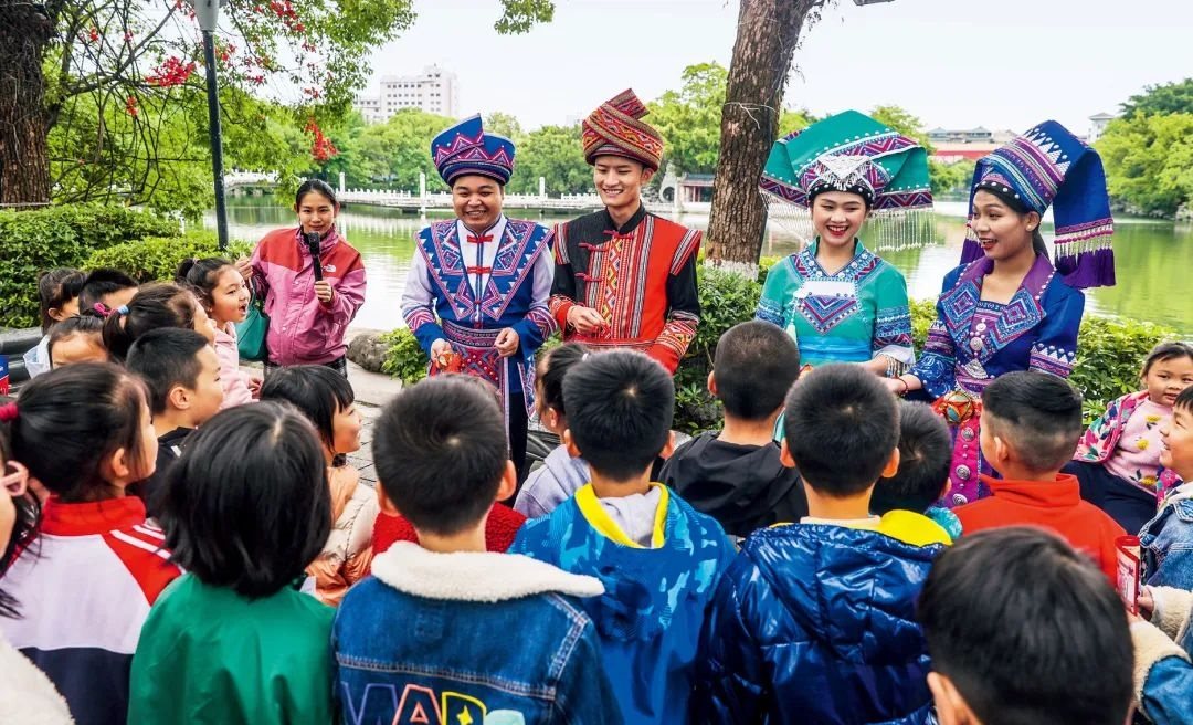 2023年4月25日，廣西桂林，“網(wǎng)絡(luò)法治宣傳一條街”在榕湖景區(qū)古南門(mén)“開(kāi)街”，身穿民族服裝的工作人員演唱山歌向青少年普及網(wǎng)絡(luò)法治知識(shí)。