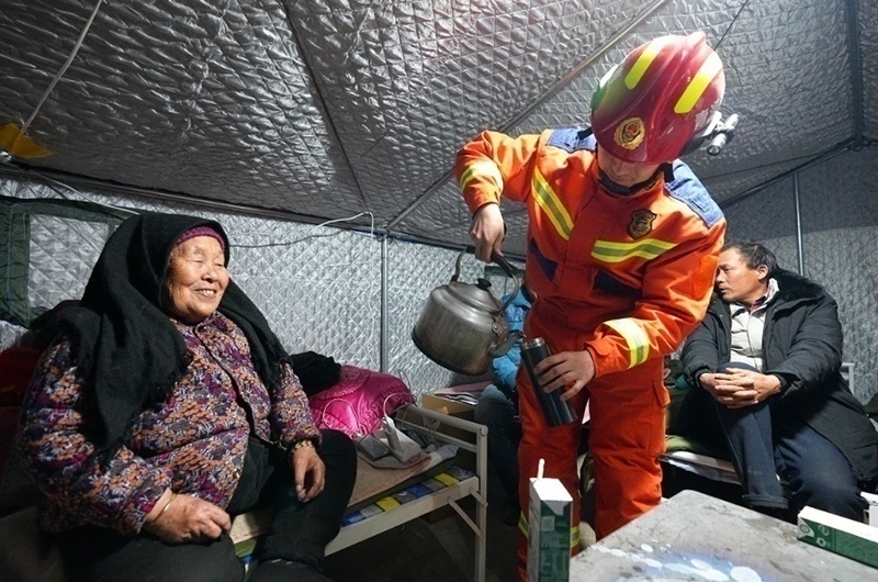 村民龔尕芳與消防員交流。賀勇攝。