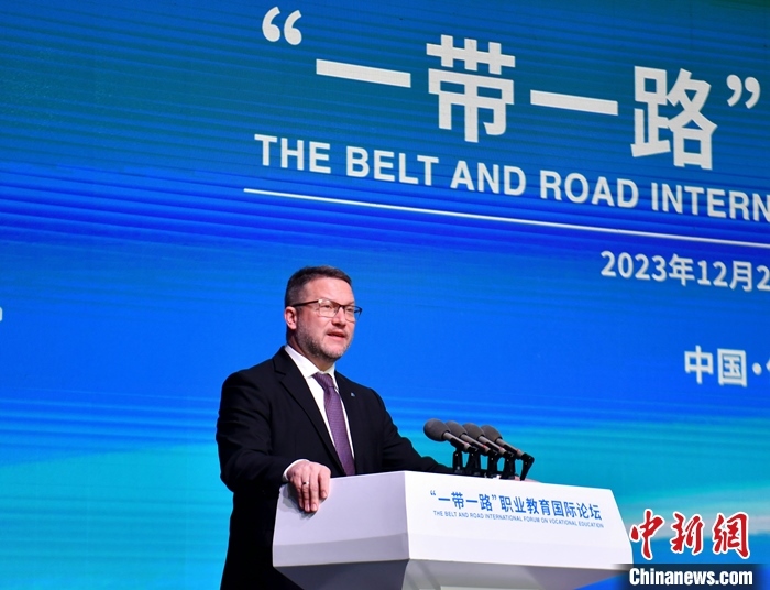 圖為活動(dòng)現(xiàn)場(chǎng)歐洲議會(huì)交通旅游委員會(huì)副主席烏伊海依·伊什特萬(wàn)致辭。 中新社記者 韓冰 攝