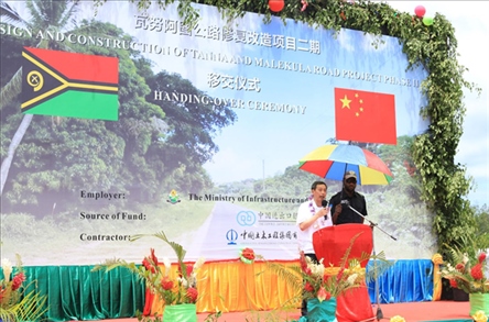 2023年12月18日，中國(guó)駐瓦努阿圖大使李名剛在瓦努阿圖公路項(xiàng)目二期馬勒庫(kù)拉段的移交儀式上發(fā)表致辭。人民網(wǎng) 賀吉攝