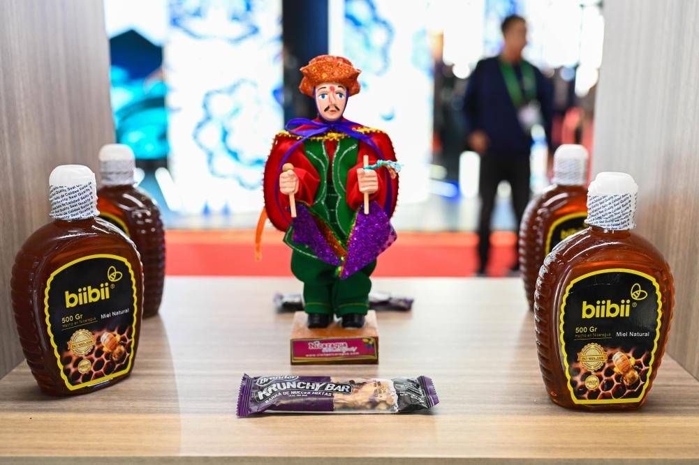 2023年11月8日在第六屆進(jìn)博會(huì)上拍攝的尼加拉瓜蜂蜜產(chǎn)品。