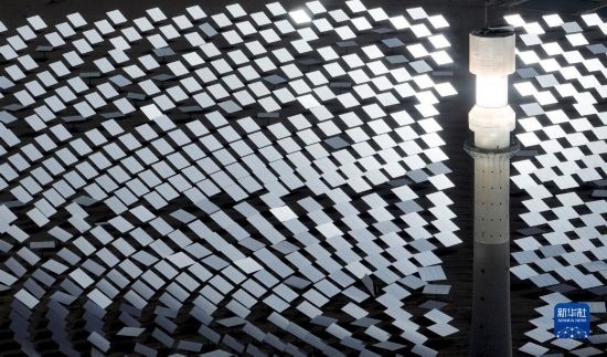 這是2023年6月11日在青海省海西蒙古族藏族自治州格爾木市拍攝的一座光熱電站（無人機(jī)照片）。 新華社記者 張宏祥 攝