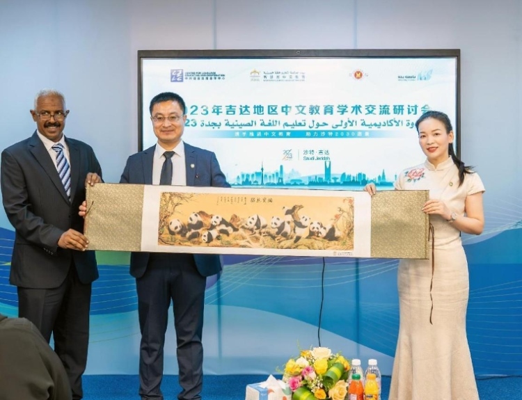 主辦方向與會(huì)代表贈(zèng)送書畫作品。主辦方供圖