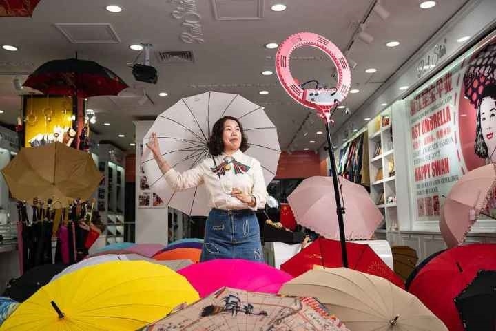 在義烏打拼了27年的商戶張吉英，正通過(guò)直播銷售雨傘。義烏市委宣傳部供圖