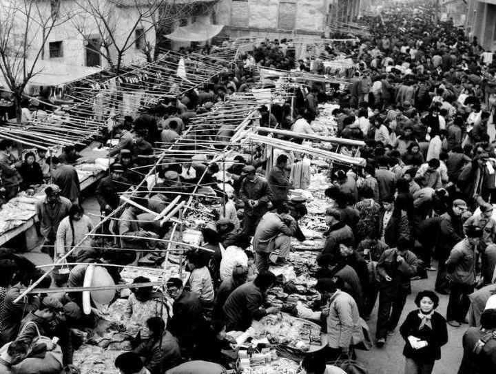 1982年，義烏湖清門馬路市場(chǎng)場(chǎng)景。拍友 金福根 攝