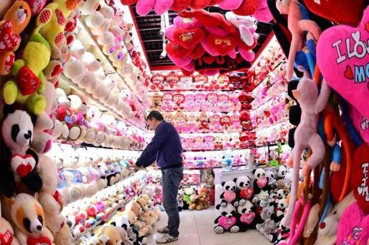商戶在店鋪內(nèi)整理毛絨玩具。共享聯(lián)盟·義烏 呂斌 攝