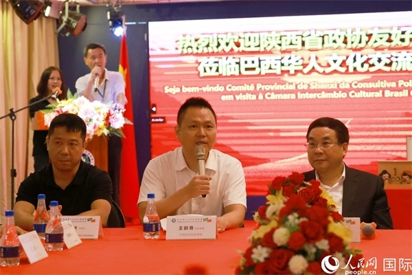 中國駐里約熱內(nèi)盧代總領(lǐng)事王尉育（中）在座談會(huì)中致辭。人民網(wǎng)記者 陳海琪攝