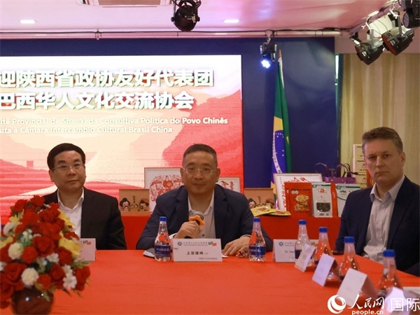 巴西華人文化交流協(xié)會(huì)主席上官建峰（中）在座談會(huì)上發(fā)言。人民網(wǎng)記者 陳海琪攝