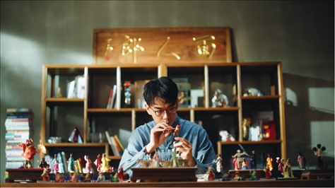 郎佳子彧通過短視頻直播，讓更多人關(guān)注并喜歡捏面人。受訪者供圖