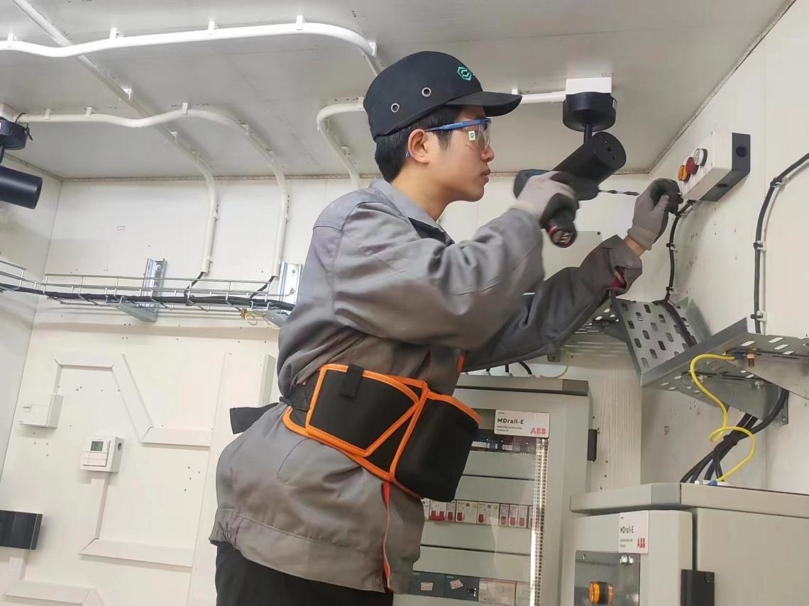 張強在安裝指示燈盒實訓(xùn)中。高磊磊 攝