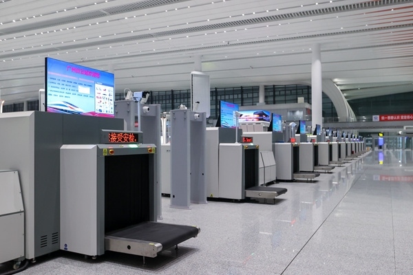 進站大廳整齊擺放的安檢儀。