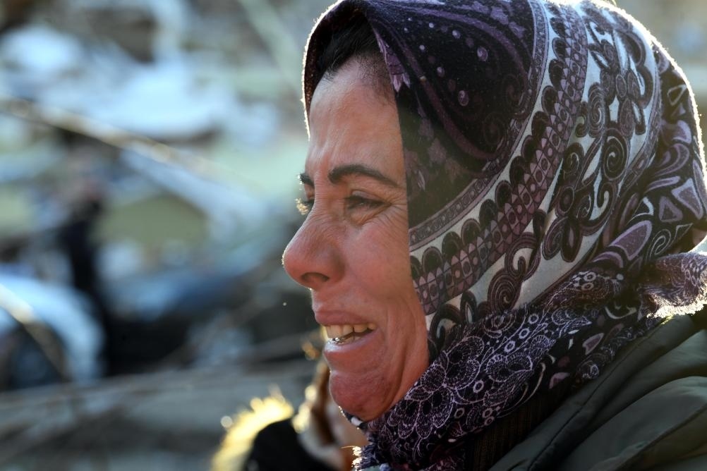 2月8日，在土耳其哈塔伊的一處地震廢墟，當(dāng)?shù)鼐用竦却H人的消息。新華社記者沙達(dá)提攝