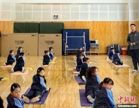 逸陽(yáng)文思學(xué)校學(xué)生正在進(jìn)行運(yùn)動(dòng)恢復(fù)矯正訓(xùn)練。<a target='_blank' href='/' ><p align=