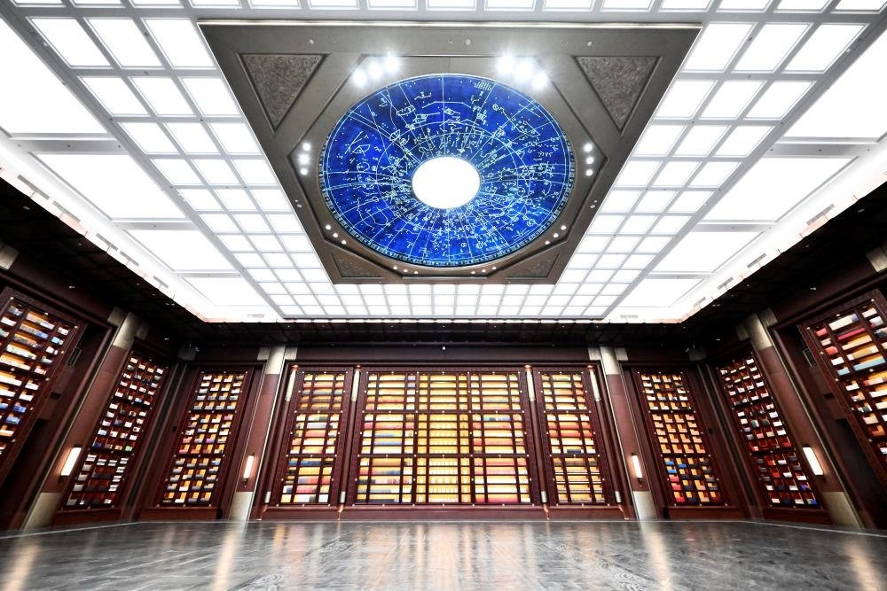 △中國國家版本館中央總館“文瀚閣”內(nèi)景。星空穹頂上是一幅宋代石刻天文圖，傳遞著“文瀚閣”的寓意：中華文明如星空般浩瀚璀璨。