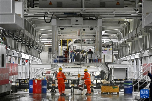 12月30日，建設(shè)者在青島膠州灣第二隧道工程南線主線隧道盾構(gòu)掘進(jìn)現(xiàn)場作業(yè)。新華社記者 李紫恒 攝