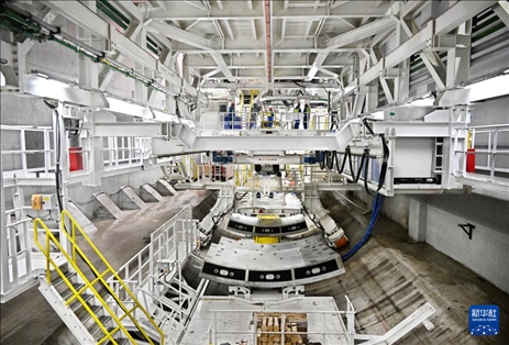 12月30日，建設(shè)者在青島膠州灣第二隧道工程南線主線隧道盾構(gòu)掘進(jìn)現(xiàn)場作業(yè)。新華社記者 李紫恒 攝