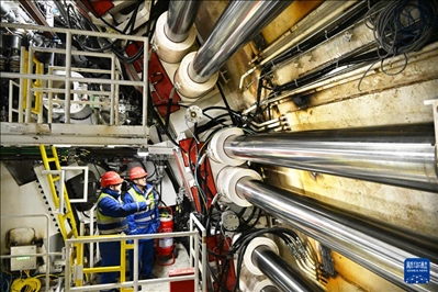 12月30日，中鐵十四局技術(shù)人員在盾構(gòu)掘進(jìn)開始前檢查“海天號”盾構(gòu)機(jī)。新華社記者 李紫恒 攝