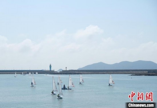 浙江象山，杭州亞運(yùn)會帆船項(xiàng)目運(yùn)動員揚(yáng)帆起航。林波 攝