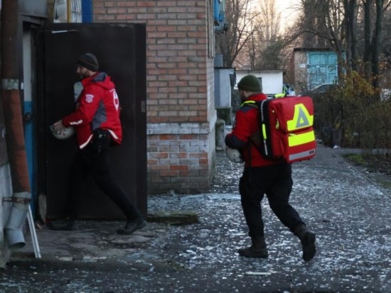  2023年11月25日，烏克蘭紅十字會(huì)救援人員在基輔市一棟遭空襲的居民樓實(shí)施清理和救助工作。新華社發(fā)（羅曼·佩圖什科夫攝）