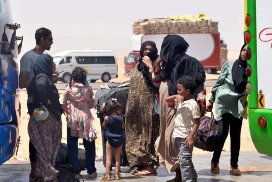  2023年4月27日，在埃及南部與蘇丹交界的阿爾根邊境口岸，人們離開蘇丹進(jìn)入埃及境內(nèi)。新華社發(fā)（拉德萬(wàn)攝）