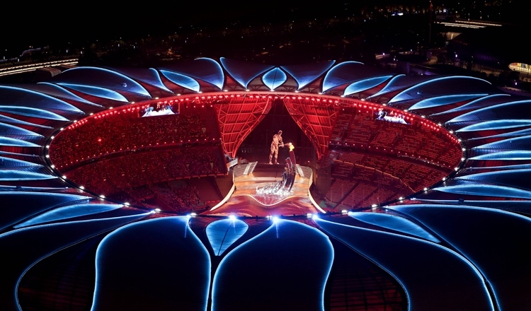 2023年9月23日，最后一棒火炬手汪順和數(shù)字火炬手在杭州亞運會開幕式上點燃主火炬。新華社記者 程婷婷 攝