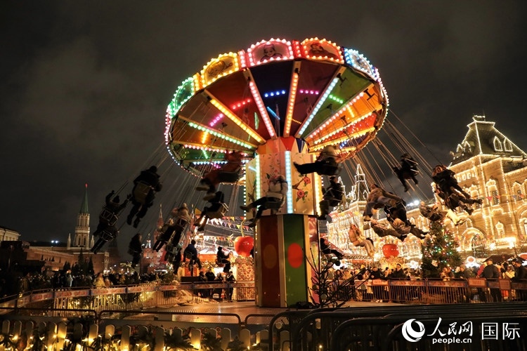 位于莫斯科紅場中央的“古姆”新年集市。人民網(wǎng)記者 隋鑫攝
