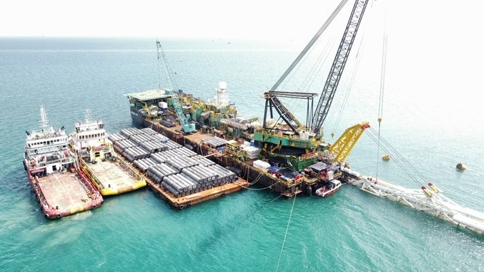 印尼拉維拉維項目52英寸海管拖拉頭準確抵達登陸點。主辦方供圖