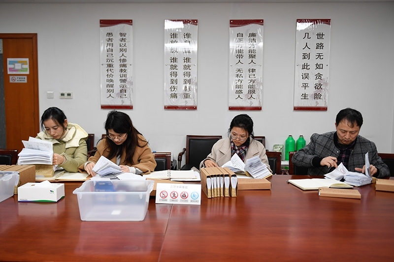 2020年1月8日，浙江寧波市北侖區(qū)紀(jì)委工作人員在檢查北侖區(qū)大數(shù)據(jù)發(fā)展管理中心2019年的公款消費(fèi)票據(jù)，查找是否存在違規(guī)問題。