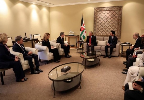 1月7日，約旦國王阿卜杜拉二世（中右）在安曼會見到訪的美國國務(wù)卿布林肯（中左）。新華社發(fā)（約旦王宮供圖）